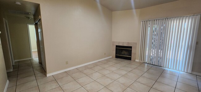 Building Photo - 3 Bedroom 2 Bathroom Home