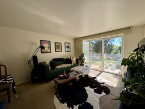 Building Photo - 673 E 6th Ave