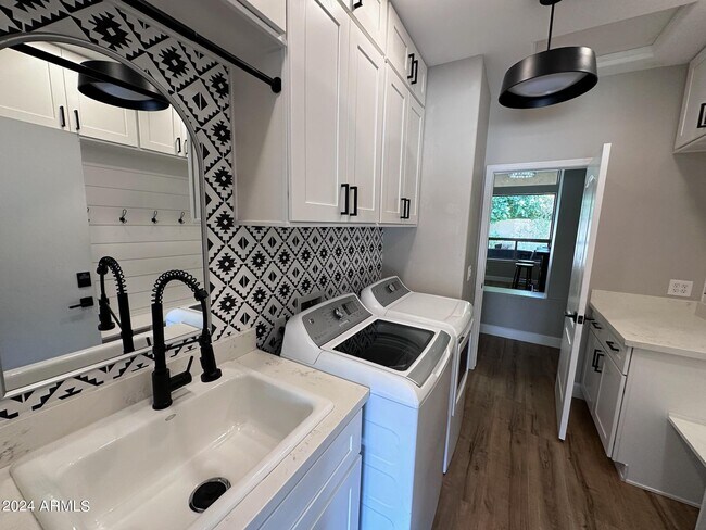 Foto del edificio - 5228 E Bluefield Ave