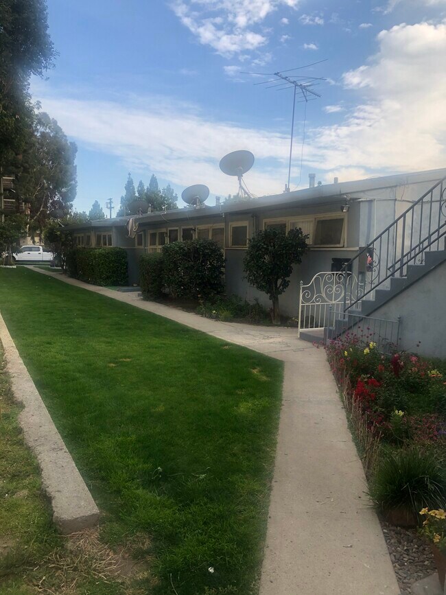 Foto del edificio - 417-419 E Palm Ave