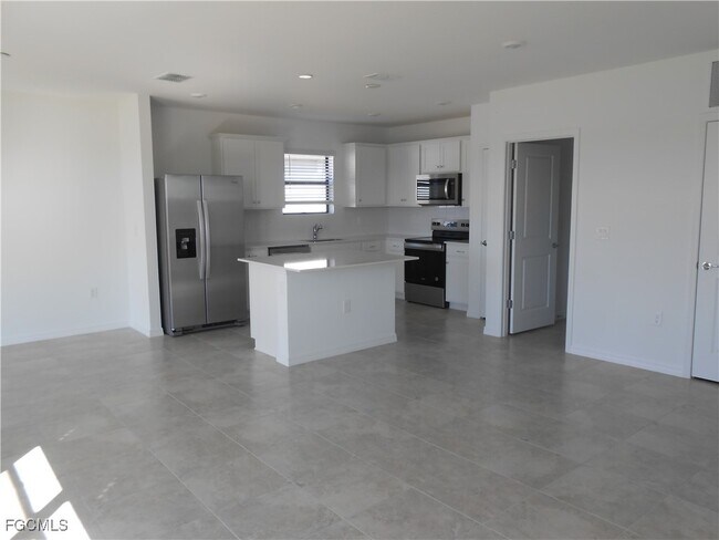 Building Photo - 623 Lakeside Oasis Ave