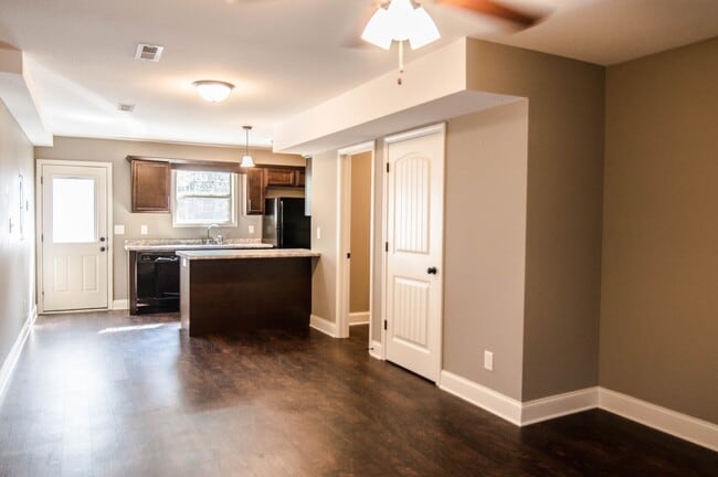 Building Photo - Pet Friendly Two Bedroom!