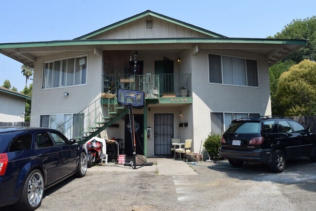 Foto del edificio - 6049 Northcrest Cir