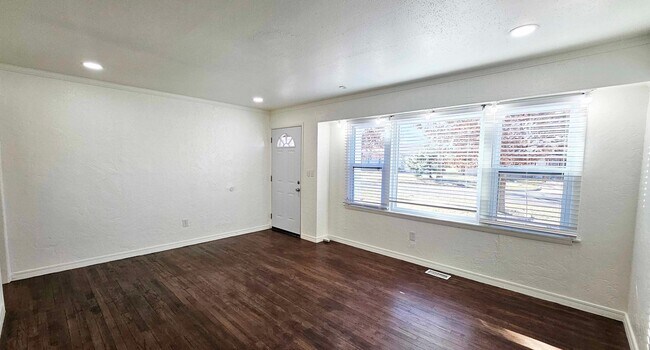 Building Photo - 3 Bed, 2 Bath Updated- Deck/Beautiful Backyard