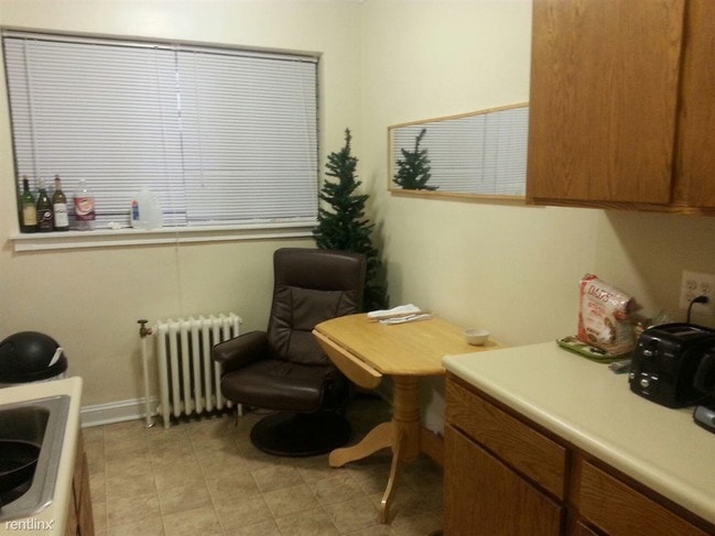 Building Photo - 4740 Pine St