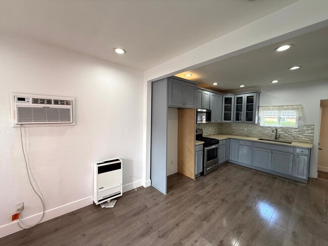 Foto del edificio - Beautiful spacious detached 2 bedrooms - 1...