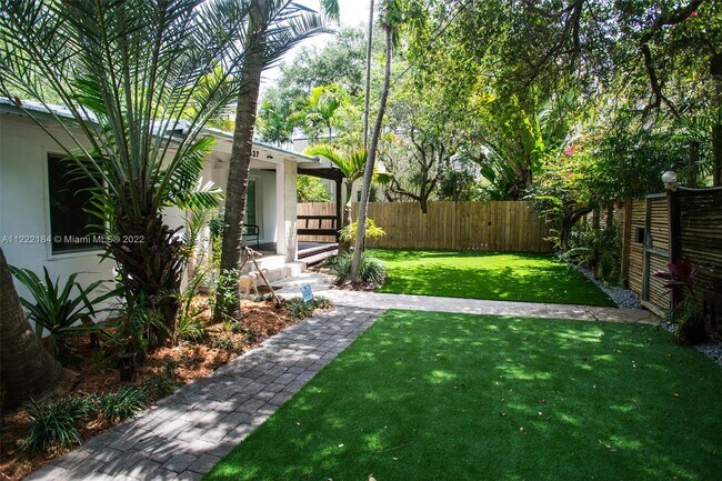 Building Photo - 2437 Tequesta Ln