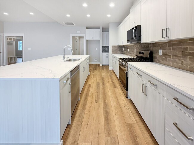 Foto del edificio - Brand New 4-Bedroom Home in Pheasant Meadows with 3-Car Garage Near Shopping and Dining