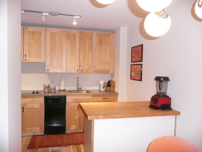Foto del edificio - 4250 N Marine Dr