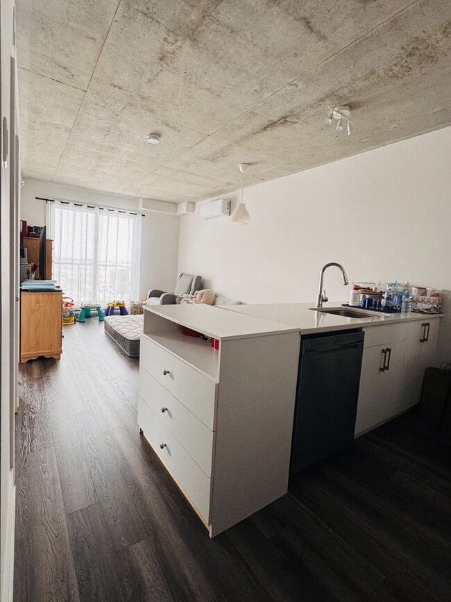 Photo du bâtiment - 1-1404 Av. de la Gare
