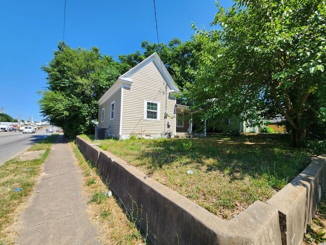 Building Photo - Spacious 1-Bedroom, 1-Bathroom Home AVAILA...