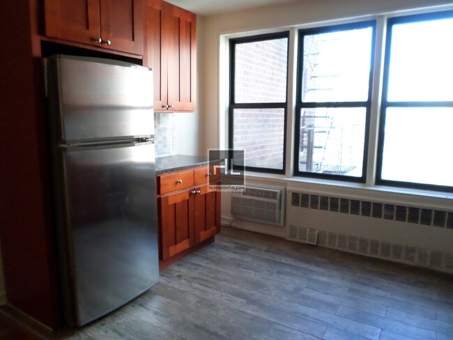 Building Photo - 35-15 Leverich St