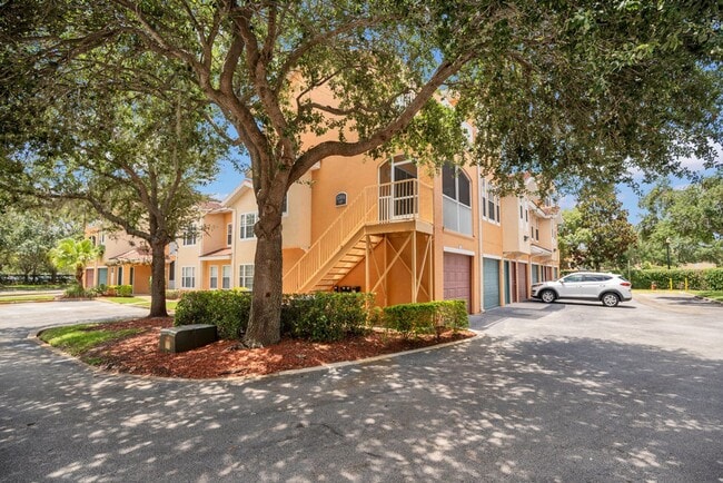 Corner Unit in Villanova at Hunter's Creek - Corner Unit in Villanova at Hunter's Creek Apartment