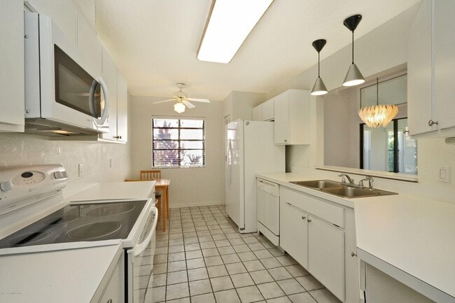 Building Photo - 840 Ridge Lake Dr