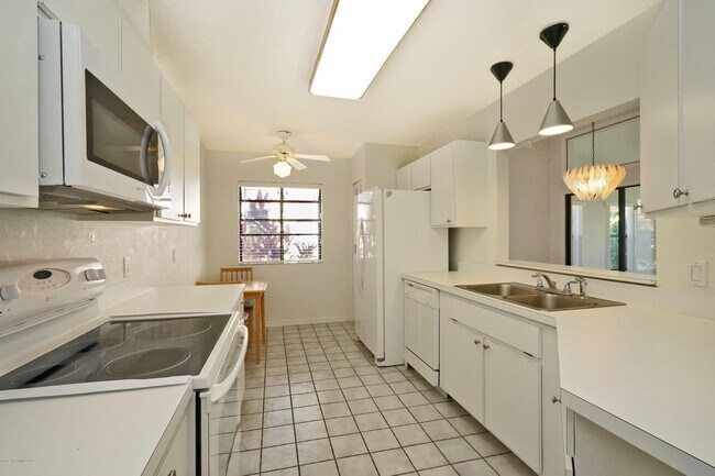 Foto del edificio - 840 Ridge Lake Dr