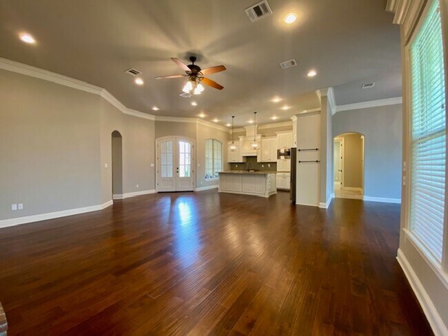 Building Photo - Beautiful 3 Bedroom 2 Bath Home in Lost Ri...