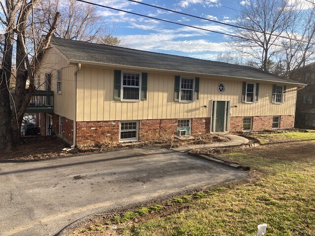 Foto principal - 958 Brookside Camp Rd