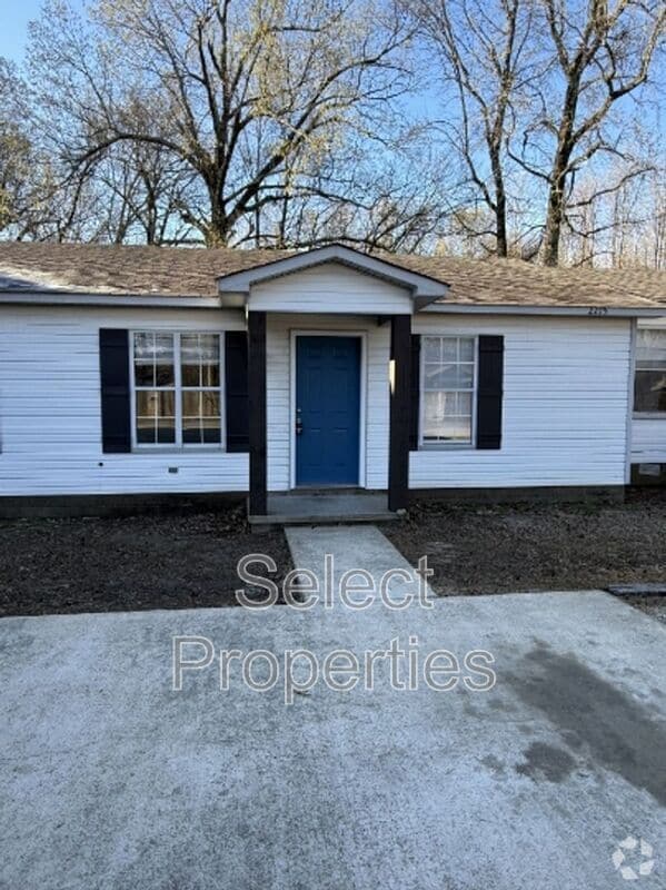 Building Photo - 2215 Hurst Ln