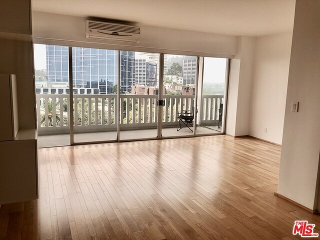 Building Photo - 999 N Doheny Dr