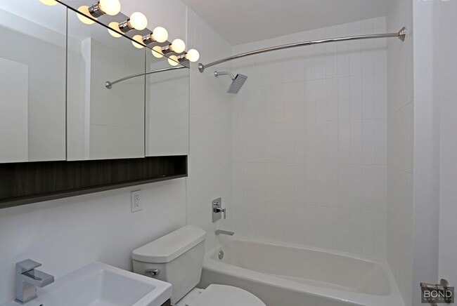 Building Photo - 410 W 53rd St