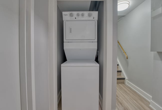 Building Photo - 2 Bed / 1 Bath Basement Unit – $2,175/mont...
