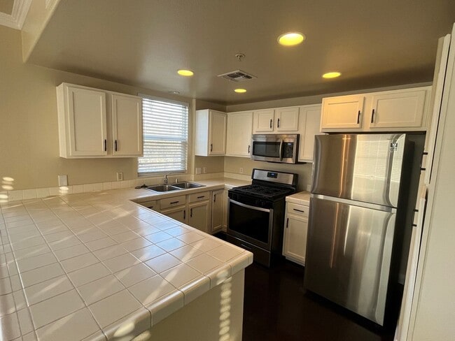 Foto del edificio - Spacious 2bed 2.5bath 3 story Condo with 1 car garage available in Westlake Parkway!