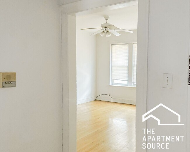 Building Photo - 5034 N Wolcott Ave