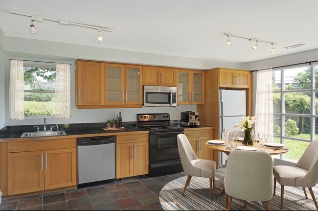 Foto del edificio - 3 Bed / 1 Bath - Split Level House with Renovated Kitchen in Conshohocken