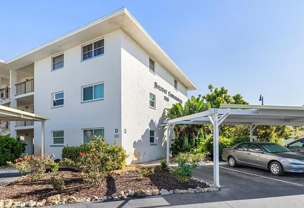 Foto principal - 708 S Tamiami Trl