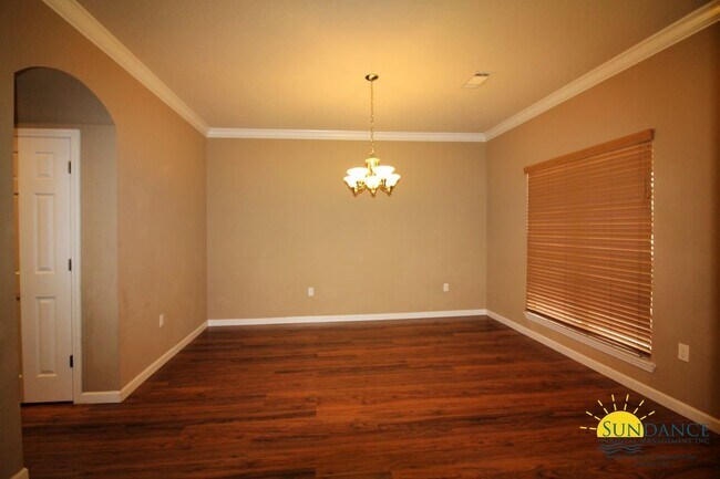 Building Photo - Stunning 5 Bedroom Home in Crestview