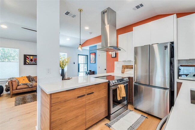 Building Photo - 9700 Sugar Hill Dr