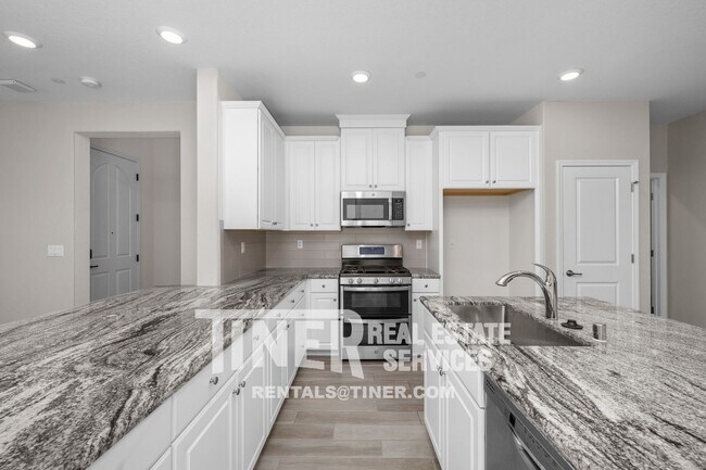 Building Photo - Well Appointed Roseville Home!