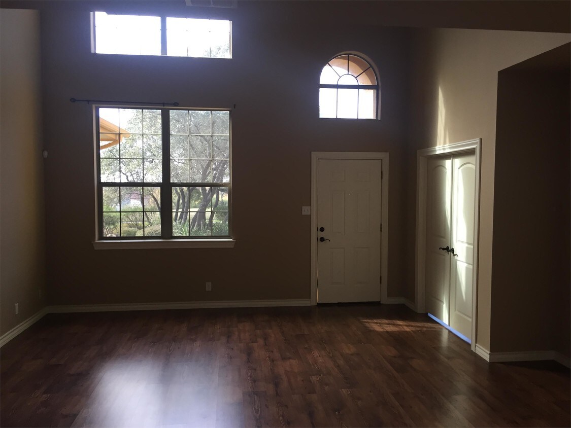 Foto principal - 6473 Babcock Rd