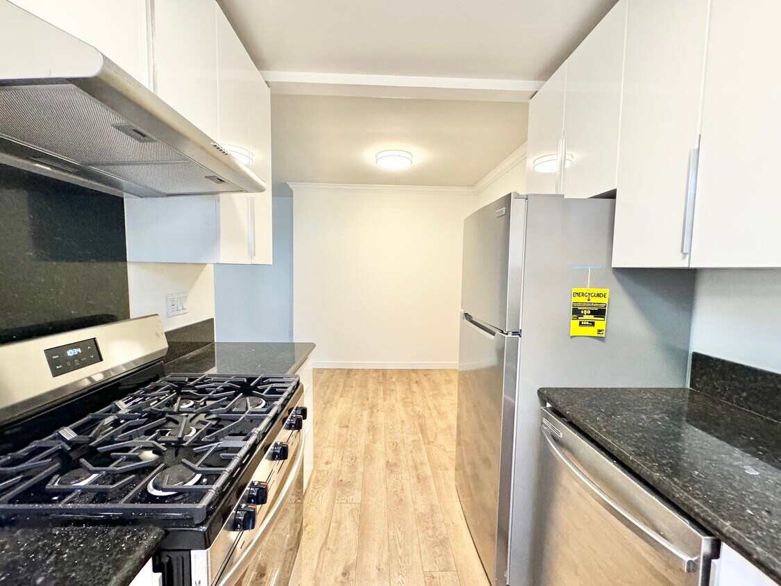 Foto principal - 14041 Moorpark St
