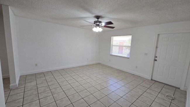 Foto del edificio - 4770 Cole St