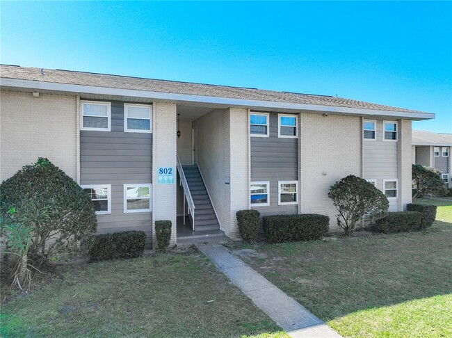 Building Photo - 802 Sky Lake Cir
