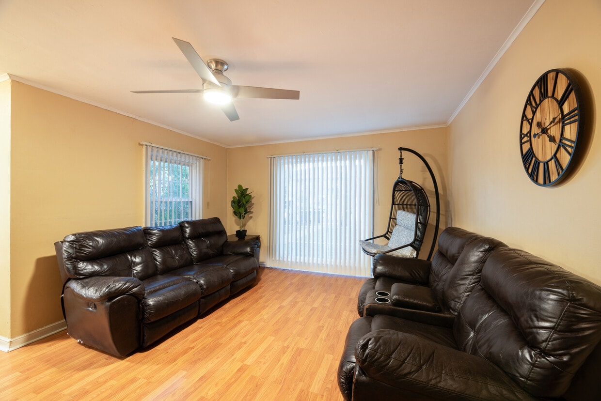 Foto del edificio - 6415 Drake Ave