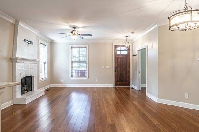 Building Photo - 445 N May St