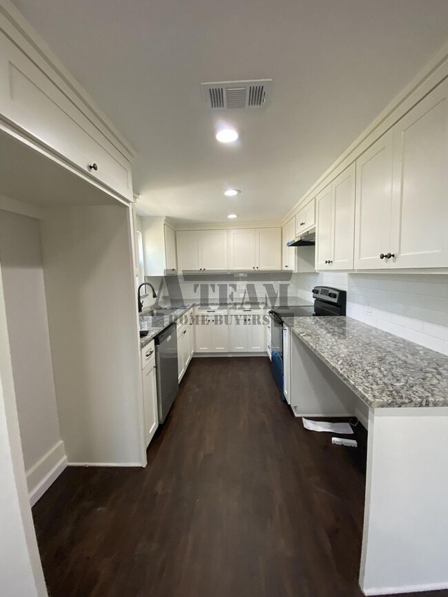 Building Photo - Fully Remodeled 2 Bedroom 1 Bathroom in To...