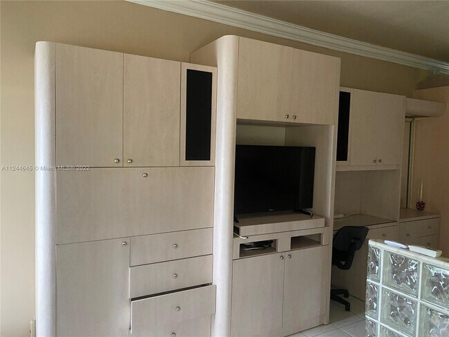 Foto del edificio - 6490 Collins Ave