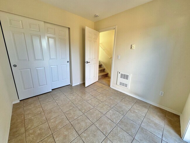 Foto del edificio - Spacious Townhome w/fully fenced back pati...