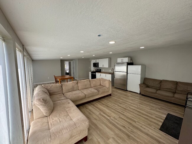 Building Photo - 480 E 200 N