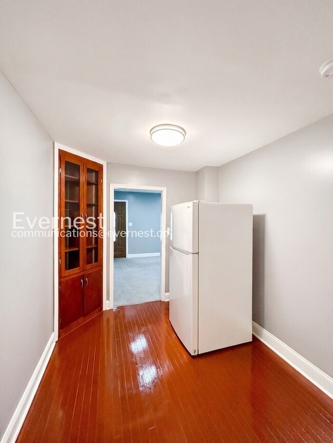 Building Photo - 2 Bed, 1 Bath Home with Off-Street Parking / Pet-Friendly / Available Now!