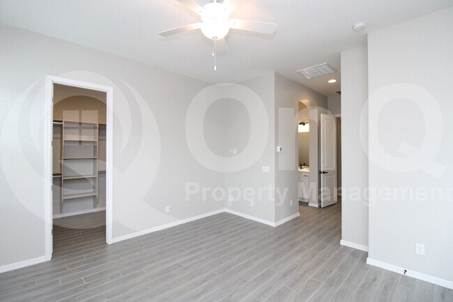 Foto del edificio - 4245 E Bernice St