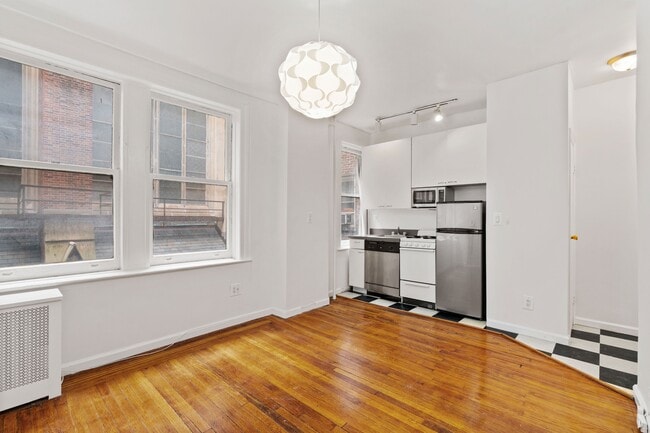 Building Photo - 140 W 71st St