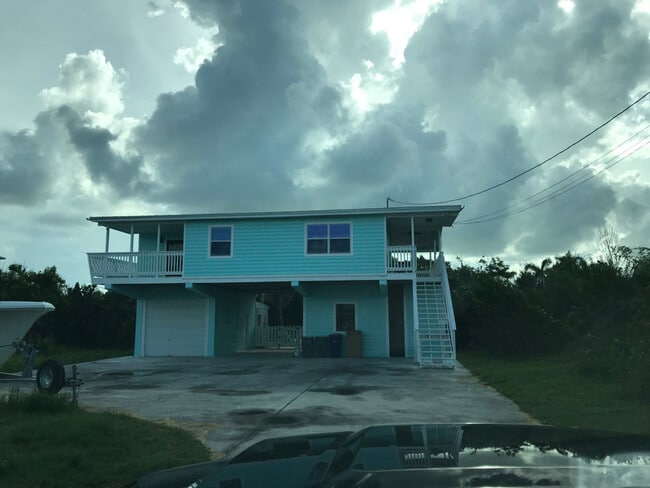 Building Photo - 467 W Shore Dr