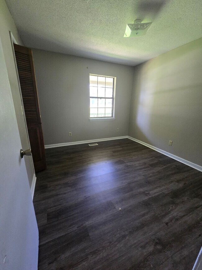 Foto del edificio - Four Bedroom Home in Harrison TN