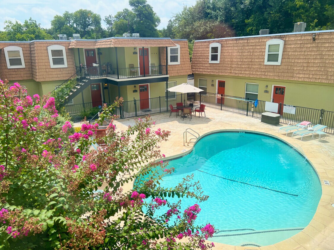 Courtyard and Pool - 1500 East Side Dr