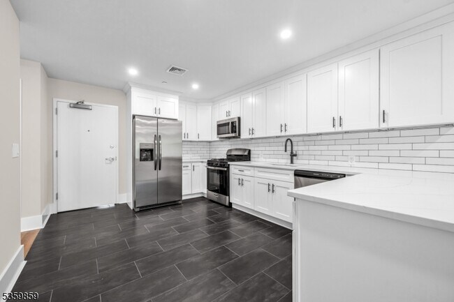 Building Photo - 162 Closter Dock Rd