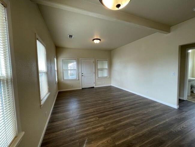 Building Photo - Charming Bungalow in Henderson Center!